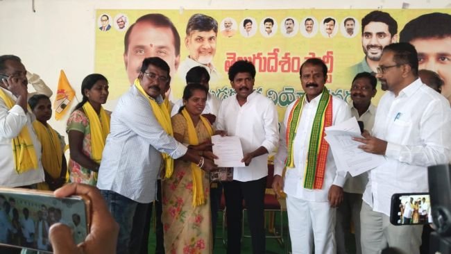 మడకశిరలో  కూటమి అభ్యర్థులకు భిఫారాల పంపిణీ 