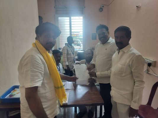 21వ డివిజన్ టీడీపీ అభ్యర్థిగా కేశవ నాయుడుకు బీ ఫారం అందజేత..