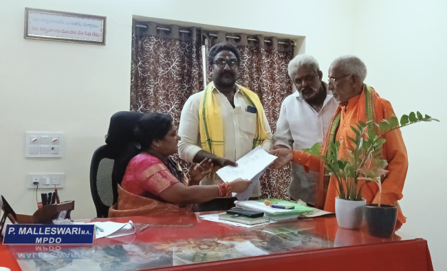 దండిగానపూడి ఎంపీటీసీ అభ్యర్థిగా టీడీపీ తరపున బుసనబోయిన జగన్ నామినేషన్ దాఖలు  నందివాడ - సూర్య న్యూస్ ప్రతినిధి : ఎంపీటీసీ, జడ్పీటీసీ ఎన్నికల ప్రక్రియలో భాగంగా నందివాడ మండలం దండిగానపూడి ఎంపీటీసీ సెగ్మెంట్ తెలుగుదేశం పార్టీ (TDP) అధికారిక అభ్యర్థిగా బుసనబోయిన జగన్ తన నామినేషన్ పత్రాలను దాఖలు చేశారు. బు