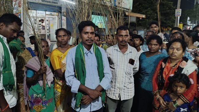 రామన్నగూడెంలో అటవీ సిబ్బందిపై గ్రామస్తుల ఆందోళన-నాలుగు ఎకరాల కంది పంట ధ్వంసం చేశారని ఆరోపణ   