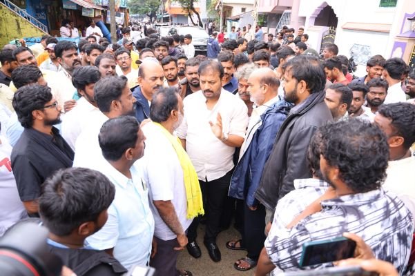రేణిగుంటలో నామినేషన్ కేంద్రాన్ని పరిశీలించిన తుడా ఛైర్మన్ డాలర్స్  దివాకర్ రెడ్డి