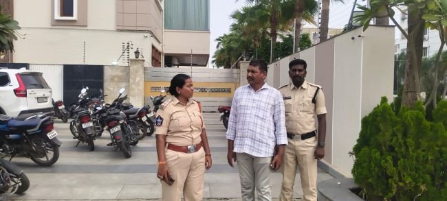నామినేషన్ల వేళ రాజకీయ వేడి.. మాజీ మంత్రి విడదల రజినిని గృహనిర్బంధం చేసిన పోలీసులు