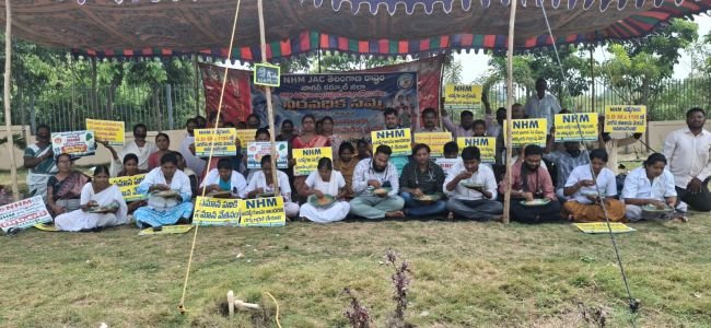 *ప్రభుత్వం మౌనం వీడి.. ఎన్‌హెచ్‌ఎం ఉద్యోగులకు న్యాయం చేయాలి*  *ప్రభుత్వం స్పందించకపోతే కారంమెతుకులే దిక్కు!*  *– ఎన్‌హెచ్‌ఎం జేఏసీ జిల్లా ప్రధాన కార్యదర్శి దామగట్ల కుమార్‌*  *