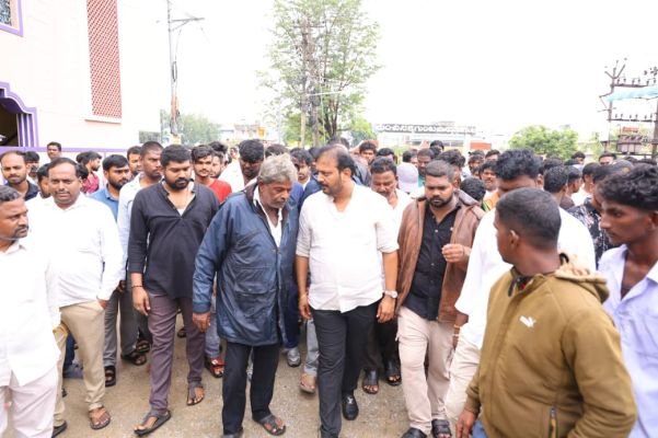 నామినేషన్ కేంద్రాన్ని పరిశీలించిన చైర్మన్ డాలర్స్ దివాకర్ రెడ్డి