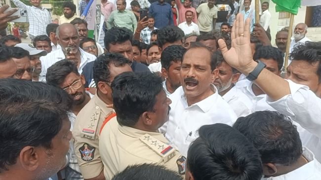 రొంపిచర్లలో ఉద్రిక్తత.. పోలీసుల లాఠీచార్జి