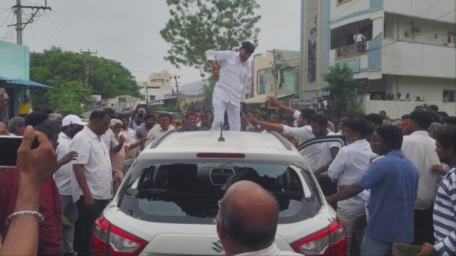 వైసిపి నేత కారుపై తెలుగుదేశం పార్టీ నాయకులు దాడి