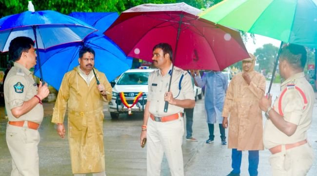 నామినేషన్ కేంద్రాలను పరిశీలించిన జిల్లా కలెక్టర్, ఎస్పీ