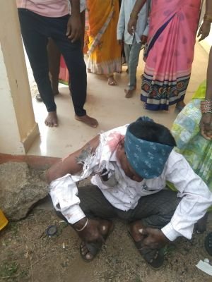 స్తంభంపై విధులు.. విద్యుత్ షాక్‌! లక్ష్మయ్య పరిస్థితి ఏమిటి?