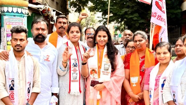 12వ డివిజన్‌లో కూటమి అభ్యర్థికి మద్దతుగా స్నేహిత, యామిని  ప్రచారం
