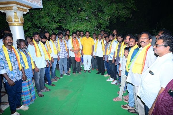వైసీపీకి భారీ షాక్‌.. టీడీపీలోకి పెనుమత్స రామరాజు  50 కుటుంబాలతో కలిసి వైసీపీకి రాజీనామా..   మంత్రి నిమ్మల సమక్షంలో టీడీపీలో చేరిక..