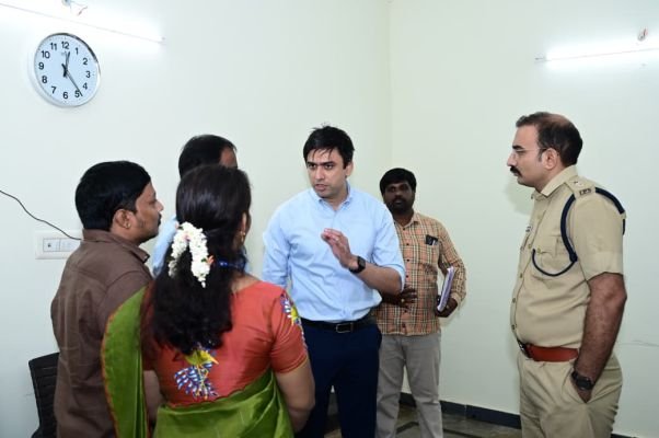 జెడ్పీటీసీ, ఎంపీటీసీ నామినేషన్ కేంద్రాలను తనిఖీ చేసిన జిల్లా కలెక్టర్ సుమిత్ కుమార్, ఎస్పీ తుషార్ డూడి - నామినేషన్ల ప్రక్రియ పారదర్శకంగా, ప్రశాంతంగా జరిగేలా అధికారులకు సూచనలు