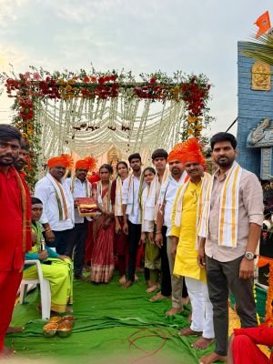 పామెనలో రాజరాజేశ్వరి అమ్మవారి చీరను రూ.65 వేలకు దక్కించుకున్న దవల్‌గారి నరేందర్ రెడ్డి