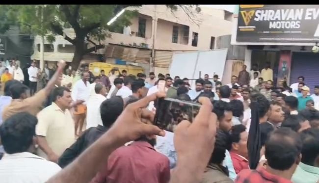 శ్రీకాళహస్తిలో నామినేషన్ల ప్రక్రియలు ఉద్రేకత