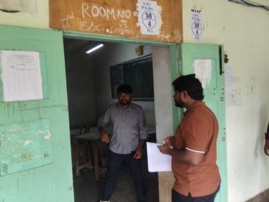 పోలింగ్ బూత్ ల నిర్వహణ తీరును  పరిశీలించిన కమిషనర్