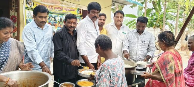 అన్నదానం పుణ్యకార్యం    సర్పంచ్ డాక్టర్ వేమూరి సత్యనారాయణ