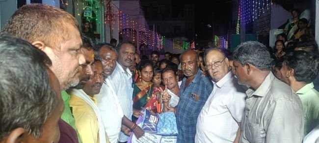 కళాకారునిలకు చీరలు పంపిణీ 