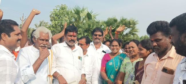కోలాహాలంగా వైకాపా నామ పత్రాల దాఖలు 