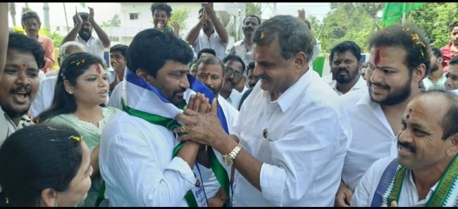 బొత్స సమక్షంలో కండువా కప్పుకున్న గరివిడి టీడీపీ నాయకులు  
