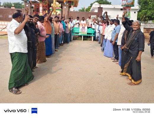 బీటీ రోడ్డుకు రూ.2.20 కోట్లు మంజూరు చేయడంపై హర్షం మంత్రి ఉత్తమ్ కుమార్ రెడ్డి చిత్రపటానికి పాలాభిషేకం