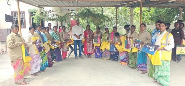 దసరా కానుకగా మున్సిపల్ చైర్మన్ కార్మికులకు దుస్తుల పంపిణీ
