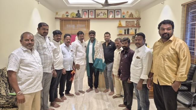 *ప్రభుత్వ విప్ వేముల వీరేశంకు దసరా శుభాకాంక్షలు తెలియజేసిన  సర్పంచుల ఫోరం అధ్యక్షులు కాటం వెంకటేశం* ​చిట్యాల- మేజర్ న్యూస్  విజయదశమి  పండగను పురస్కరించుకుని చిట్యాల మండల సర్పంచుల ఫోరం అధ్యక్షులు కాటం వెంకటేశం ,  నకిరేకల్ శాసనసభ్యులు, ప్రభుత్వ విప్ వేముల వీరేశం ను మర్యాదపూర్వకంగా కలిశారు. ఈ సందర్భంగా