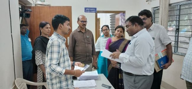 జెడ్పీటీసీ, ఎంపీటీసీ నామినేషన్ల ప్రక్రియను పరిశీలించిన ఎన్నికల పరిశీలన అధికారి డా. వరప్రసాద్