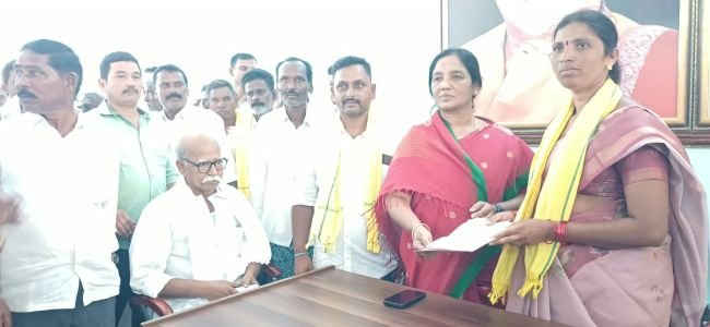  రామగిరి లో టిడిపి శ్రేణుల నామినేషన్ల పర్వం పర్యవేక్షించిన పరిటాల సునీత!!