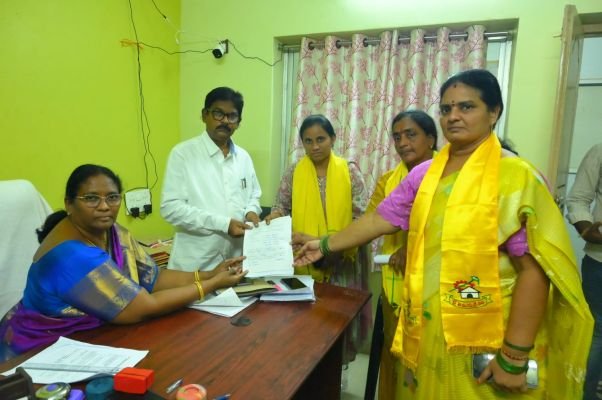 వత్సవాయి మండలంలో ఎంపీటీసీ నామినేషన్ల సందడి  మూడు సెగ్మెంట్లలో మొత్తం 13 నామినేషన్లు నమోదు