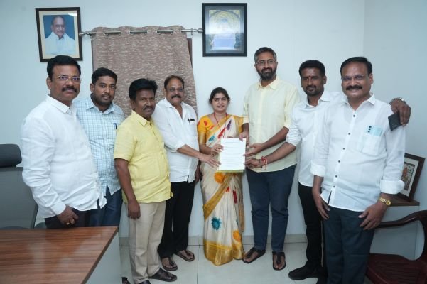 కూటమి మేయర్ అభ్యర్థిగా ముక్క శ్రావణి బి ఫామ్ అందజేసిన ఎంపీ భరత్