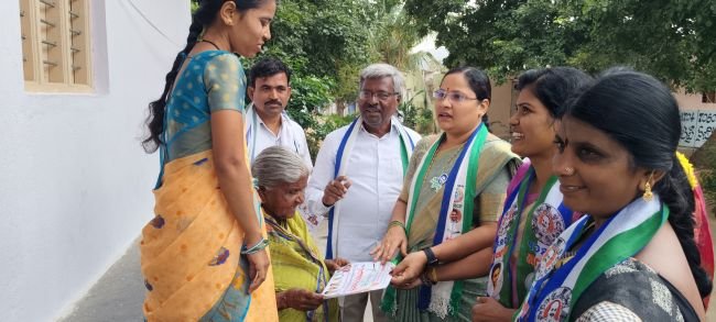 40వ వార్డులో వైసీపీ విస్తృత ప్రచారం  ఇంటింటికీ వెళ్లి ప్రజలను కలిసిన పోరాళ్ల శిల్ప, కౌన్సిలర్ అభ్యర్థి పుష్పావతి