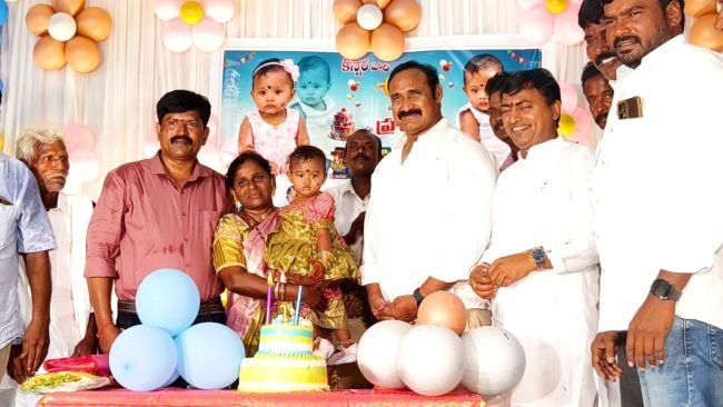 చిన్నారిని ఆశీర్వదించిన మాజీ ఎమ్మెల్యే బొల్లం