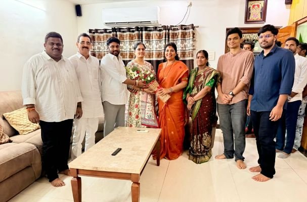 గాజువాక వైకాపా నేతలతో మేయర్ అభ్యర్థి వరుదు కళ్యాణి మర్యాదపూర్వక భేటీ