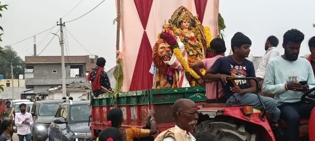 లింగంపల్లిలో వైభవంగా దుర్గామాత ఊరేగింపు, నిమజ్జనం