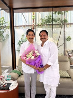 వేం నరేందర్ రెడ్డిని కలిసి దసరా శుభాకాంక్షలు తెలిపిన గాలి అనిల్ కుమార్