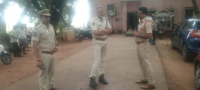 నామినేషన్ కేంద్రాన్ని తనిఖీ చేసిన డిఎస్పి.