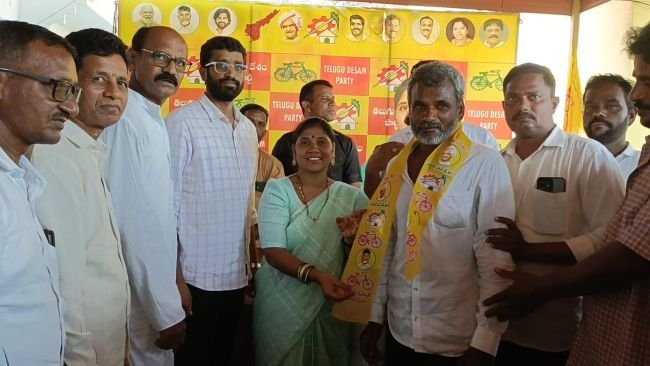 స్థానిక సంస్థల ఎన్నికల వేళ టిడిపిలోకి వలసల వెల్లువ