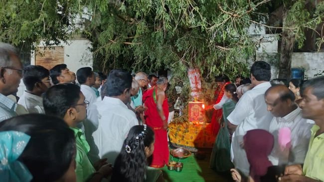 ఘనంగా దసరా వేడుకలు. జమ్మి చెట్టుకు పూజలు చేసిన వివిధ గ్రామాల ప్రజలు.