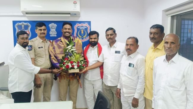 నూతన సీఐ పి. కిరణ్‌ను కలిసిన పన్నాల కొండల్‌రెడ్డి