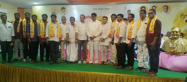 టీడీపీ వైపు వైసీపీ శ్రేణుల పరుగులు --మంత్రి ఆనం సమక్షంలో టీడీపీ గూటికి 200 కుటుంబాలు
