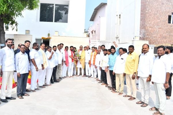 ఎమ్మెల్యే మల్లారెడ్డిని కలిసిన పన్నాల కొండల్‌రెడ్డి