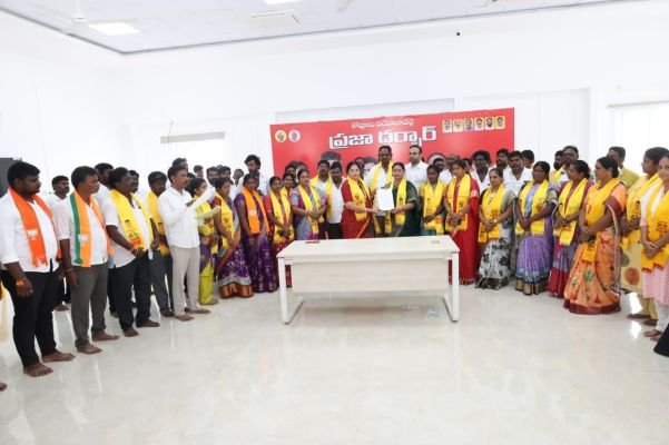 మున్సిపల్‌ ఎన్నికల్లో కూటమి విజయమే లక్ష్యం.. అభ్యర్థులకు బీ-ఫాంలు అందజేసిన ఎమ్మెల్యే ప్రశాంతి రెడ్డి