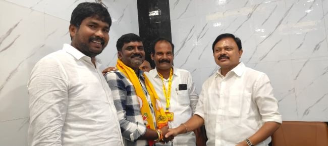 తెలుగుదేశంలో చేరిన వైసిపి యువ నాయకుడు - బల్లవోలు వైసిపికి జలక్‌