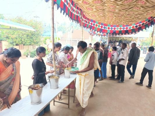 గీతా మందిరం వద్ద  అఖండ అన్నసమారాధన  వెయ్యి మందికి పైగా భక్తులకు అన్నప్రసాద వితరణ