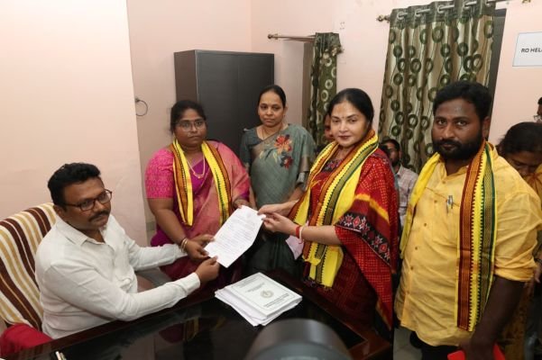  నామినేషన్‌ కార్యక్రమంలో పాల్గొన్న ఎమ్మెల్యే వేమిరెడ్డి ప్రశాంతి రెడ్డి