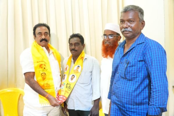 టీడీపీలో చేరిన బోగోలు కాంగ్రెస్ పార్టీ మాజీ వైస్ ప్రెసిడెంట్ షేక్ మీరాముద్దీన్