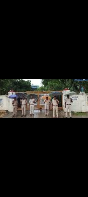 భారీ వర్షంలోనూ వీడని విధి నిర్వహణ   పూతలపట్టు సీఐ అంకితభావానికి నీరాజనాలు
