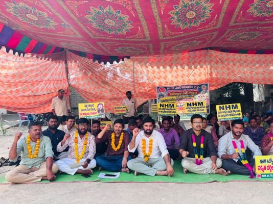 ఉపవాస దీక్షతో ప్రభుత్వానికి వేదనను తెలియజేసిన  ఎన్ హెచ్ ఎం  ఉద్యోగులు.