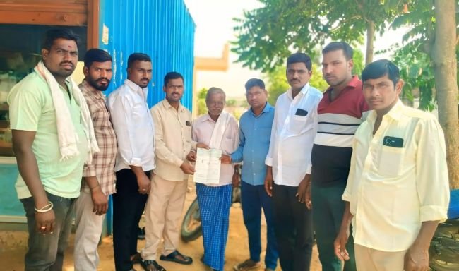 ముఖ్యమంత్రి సహాయనిది చెక్కు అందజేత