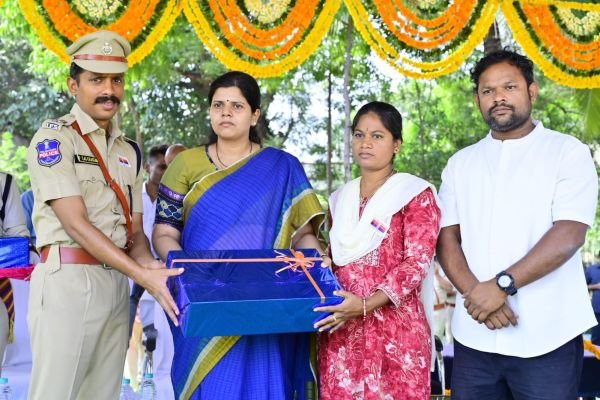 పోలీసు అమరుల త్యాగాలు వెలకట్టలేనివి ...  సంస్మరణ దినోత్సవంలో కలెక్టర్, సీ.పీ