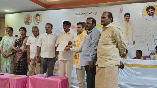 తెలుగుదేశం అభ్యర్థులకు బిఫారాలు పంపిణీ 